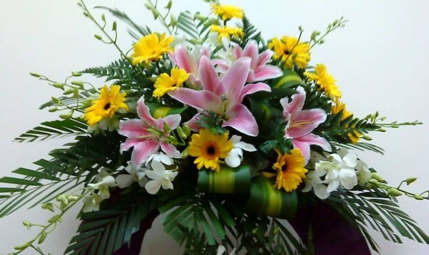 Cách cắm hoa ly ngày Tết kết hợp hoa đồng tiền