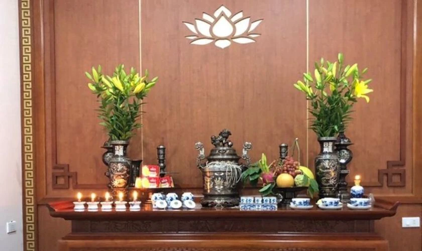 Cách cắm hoa để bàn thờ gia tiên