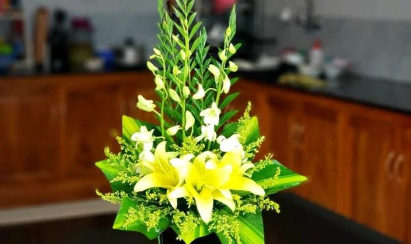 Cách cắm hoa ly ngày Tết kết hợp lá thiết mộc lan