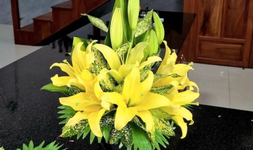 Mẫu cắm hoa hoa ly đơn giản mà đẹp