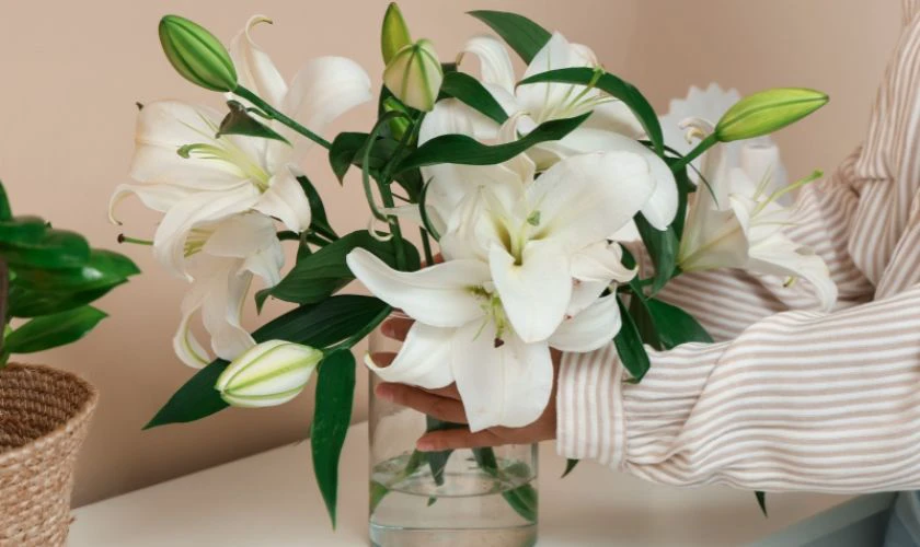 Mẫu cắm hoa hoa ly đơn giản chưng Tết