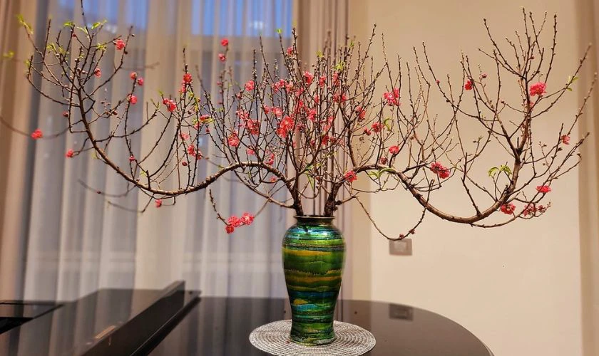 Mẫu cắm hoa đào ngày Tết 2026 Bính Ngọ đẹp tại nhà