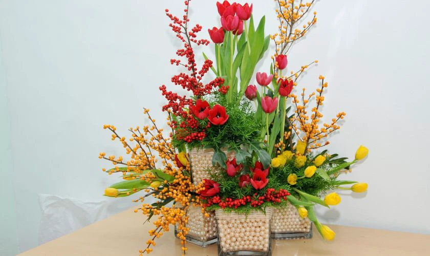 Mẫu cắm hoa Tết 2026 Bính Ngọ đẹp tại nhà