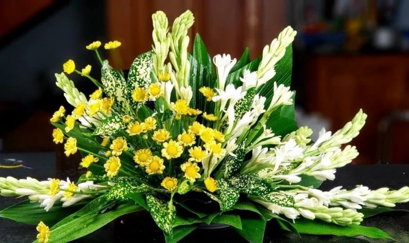 Cách cắm hoa ngày Tết với hoa cúc vàng, huệ ta