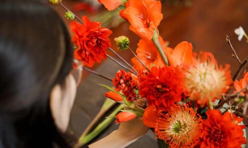 Trang trí và hoàn thiện bình hoa thanh liễu