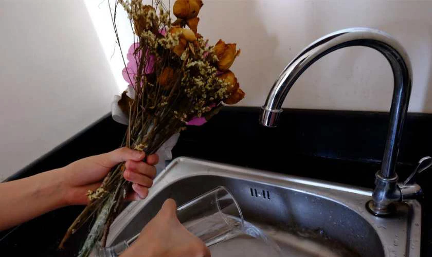 Cách cắm hoa thanh liễu ngày Tết tươi lâu
