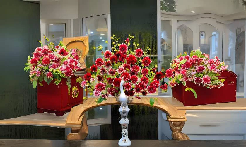 Cách cắm hoa thược dược ngày Tết với bình con công