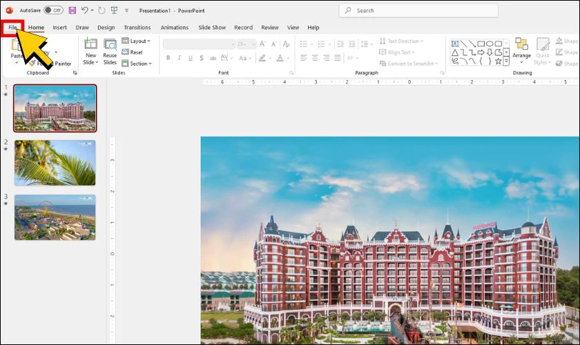 Tại thanh công cụ trên bạn tìm và nhấn vào mục File