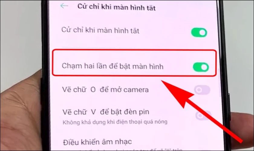 Bật nút Chạm hai lần để bật màn hình