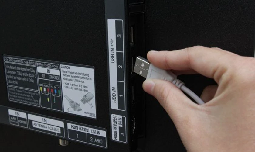Sử dụng cổng USB để kết nối laptop với tivi