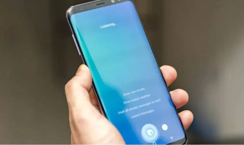Kích hoạt Bixby bằng cách nhấn và giữ phím Nguồn hoặc nói Hey Bixby
