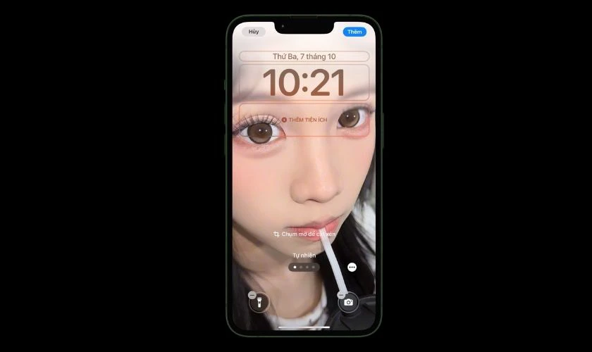 Kéo ảnh để căn chỉnh vị trí đôi mắt sao cho nổi bật, thường nên để ở 1/3 trên khung hình