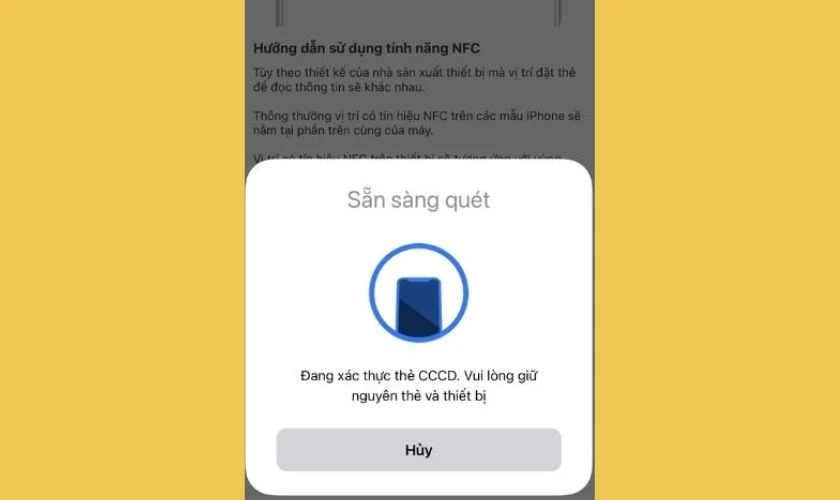 Đưa thẻ CCCD gắn chip gần mặt lưng điện thoại mới, giữ im trong vài giây