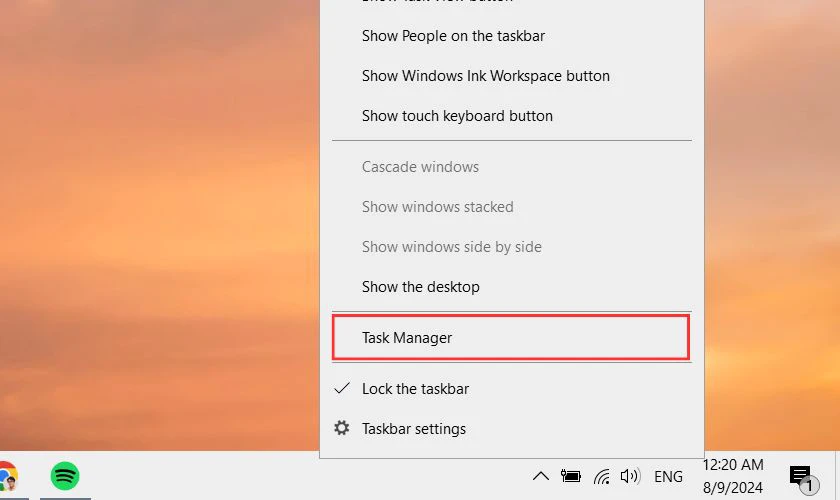 Nhấn chuột phải vào thanh Taskbar bên dưới và chọn mục Task Manager