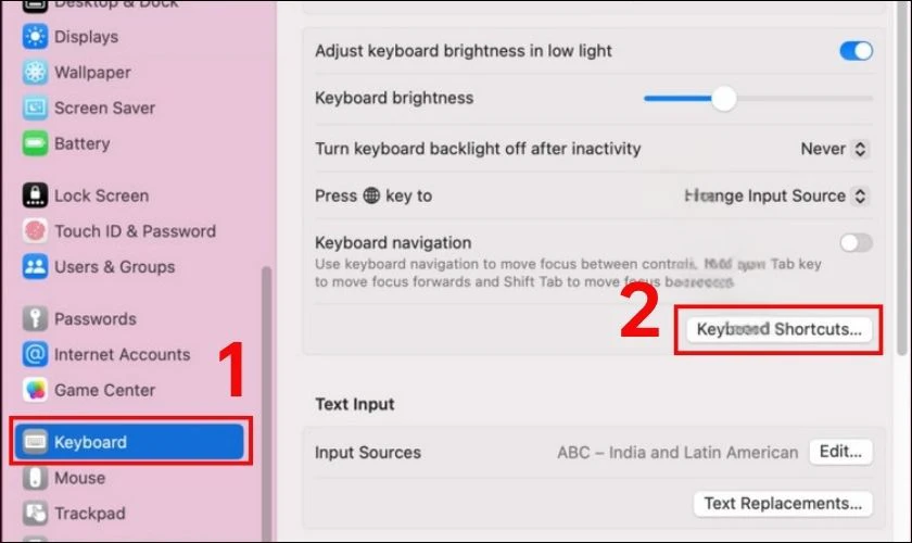 Ở khung bên phải, cuộn xuống và nhấp vào nút Keyboard Shortcuts
