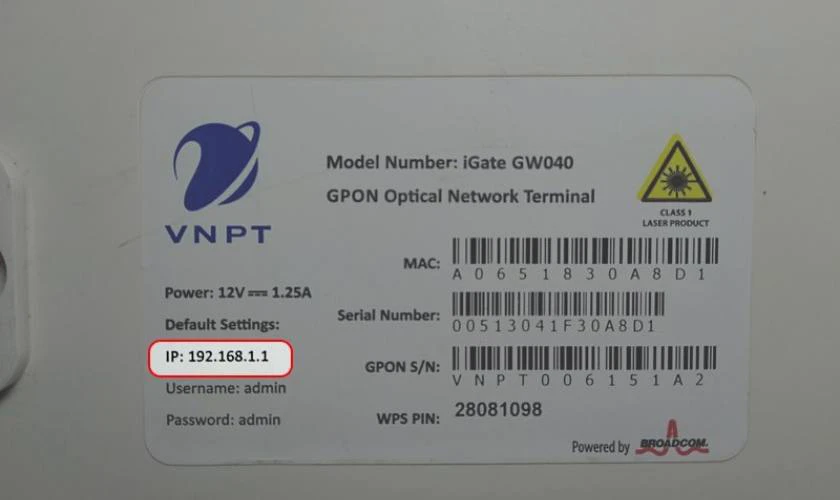 Bạn có thể lật mặt dưới modem để kiểm tra địa chỉ chính xác
