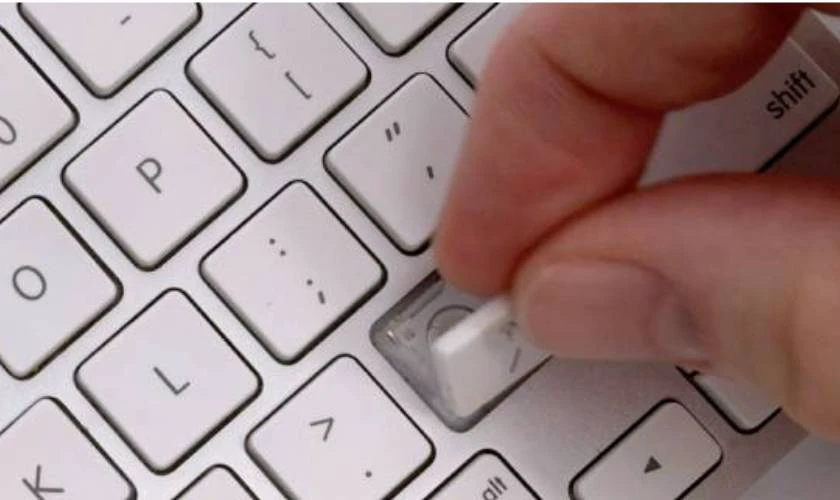 Cách gắn nút bàn phím laptop DELL khi mặt phím bị bung