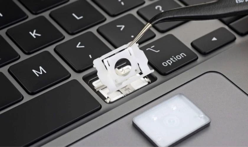 Cách gắn nút bàn phím laptop DELL khi mặt xương bị bung