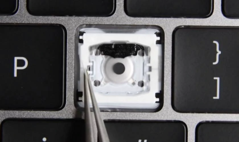 Cách gắn nút bàn phím laptop DELL khi núm phím bị hỏng