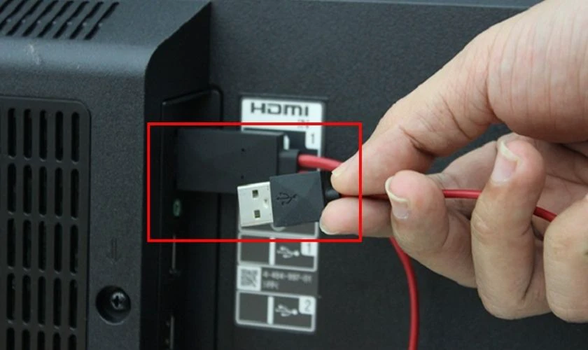 Kết nối đầu HDMI của cáp vào cổng HDMI