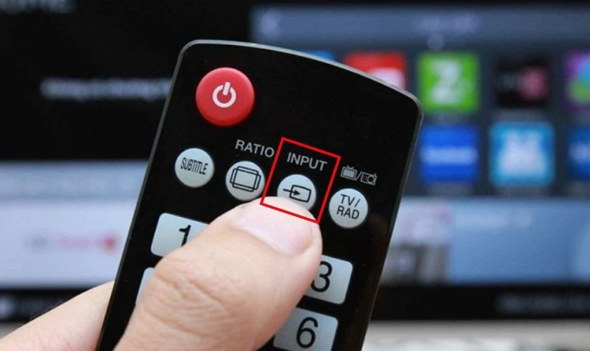 Bấm chọn nút INPUT trên điều khiển của tivi