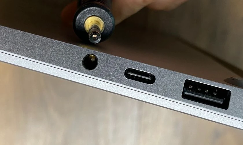 Cắm đầu còn lại vào cổng tai nghe trên laptop hoặc PC