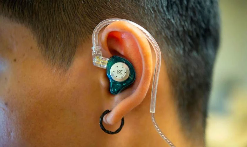 Điều chỉnh vị trí đeo tai nghe