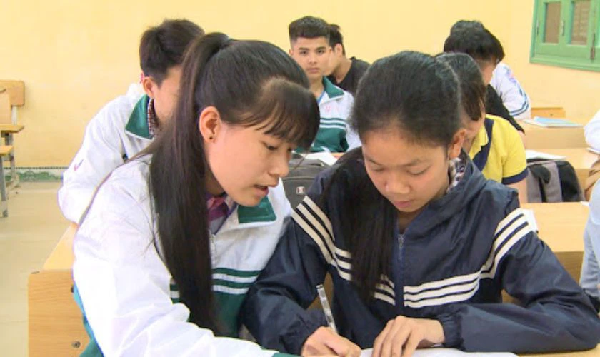 Giúp bạn bè học yếu hơn và được phụ huynh hỗ trợ phí tượng trưng