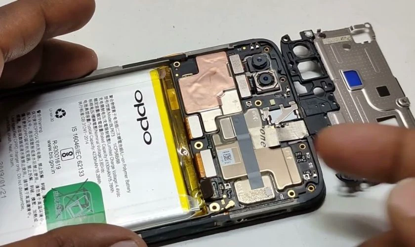 Thay pin là cách làm điện thoại OPPO chạy mượt hơn