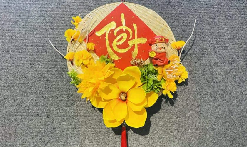 Cách làm mẹt trang trí Tết với tranh chữ thư pháp và hoa mai