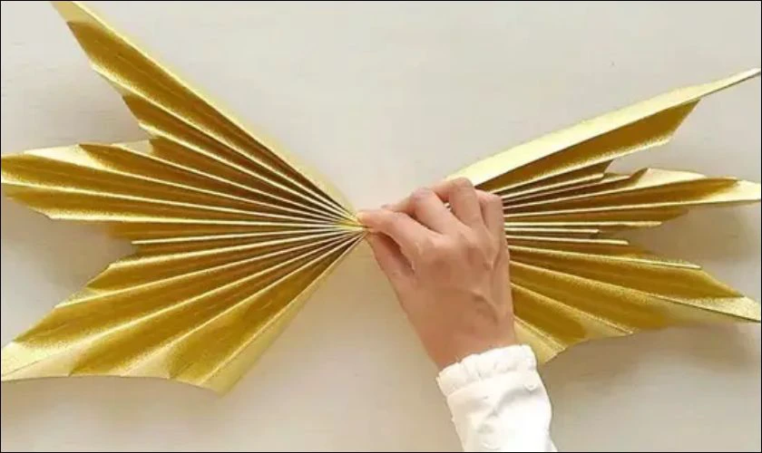 Gấp giấy theo kiểu Accordion rồi dùng tay chia làm đôi