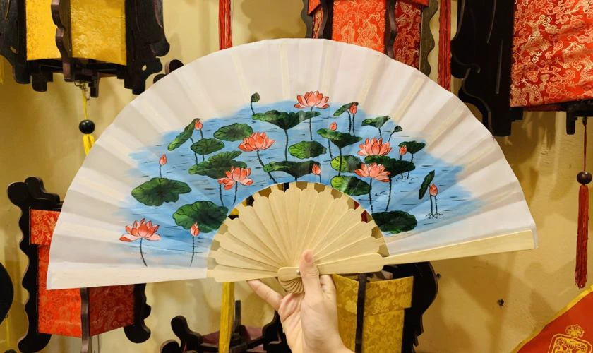 Vẽ hoa sen lên quạt