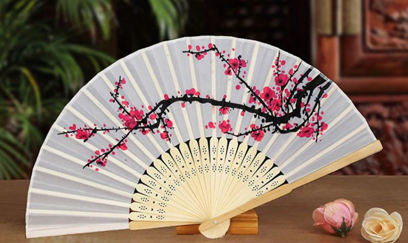Vẽ hoa đào mang không khí Tết
