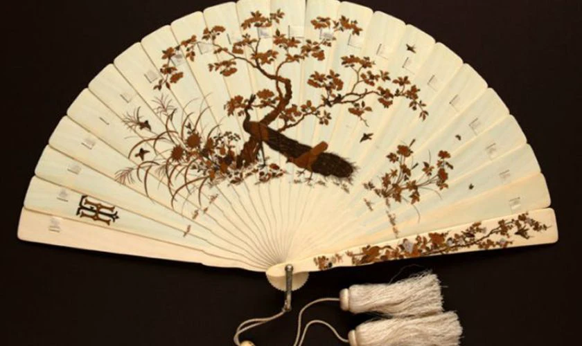 Vẽ tranh biểu tượng Tết lên quạt để trang trí