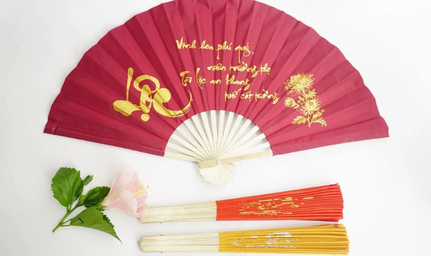 Viết chữ lên quạt để tạo điểm nhấn