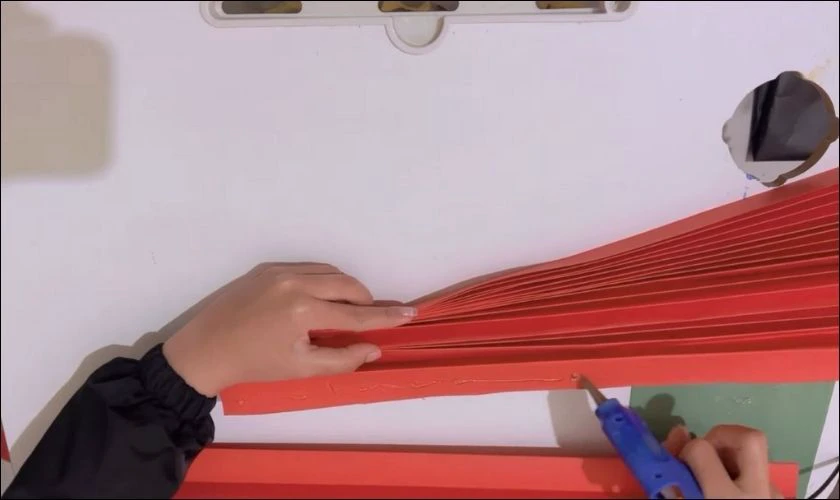 Bước 3: Gập đôi và cố định quạt