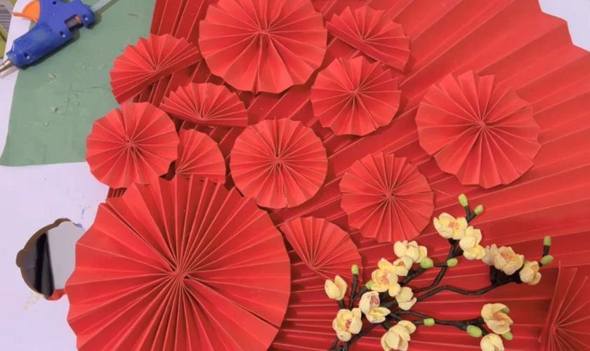 Sử dụng nhiều quạt lớn nhỏ để tạo hình trang trí