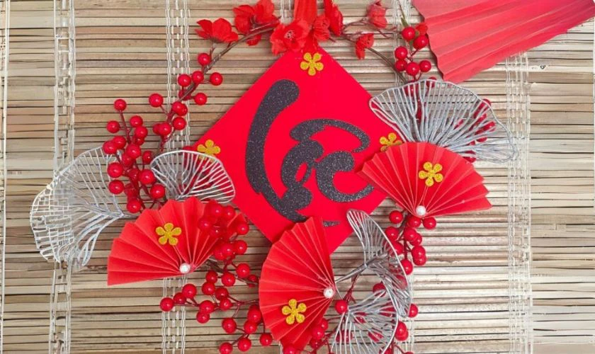 Ý tưởng làm quạt trang trí Tết với phụ kiện sáng tạo