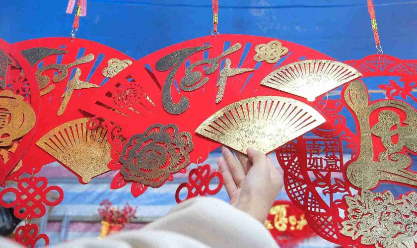 Làm quạt giấy trang trí Tết với phong cách ren trổ