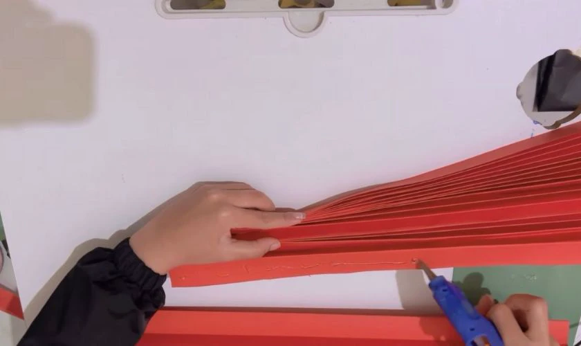 Gấp giấy theo kiểu Accordion để tạo hình cánh quạt