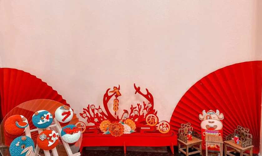 Dựng background Tết với quạt giấy chụp hình năm mới