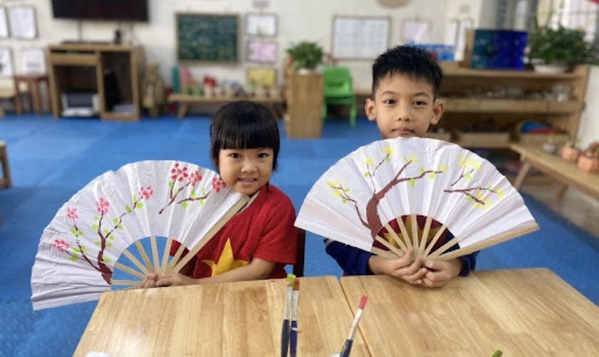 Đảm bảo an toàn cho trẻ khi phụ giúp làm quạt trang trí Tết