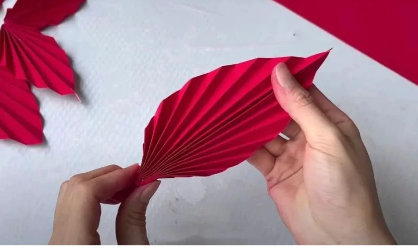 Dán giấy để tạo hình chiếc lá xinh xắn