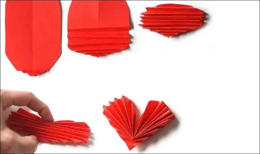 Dùng tay chia quạt vừa gấp thành 2 nửa bằng nhau