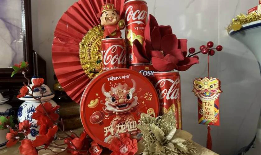 Làm tháp nước ngọt Coca chưng Tết rực rỡ