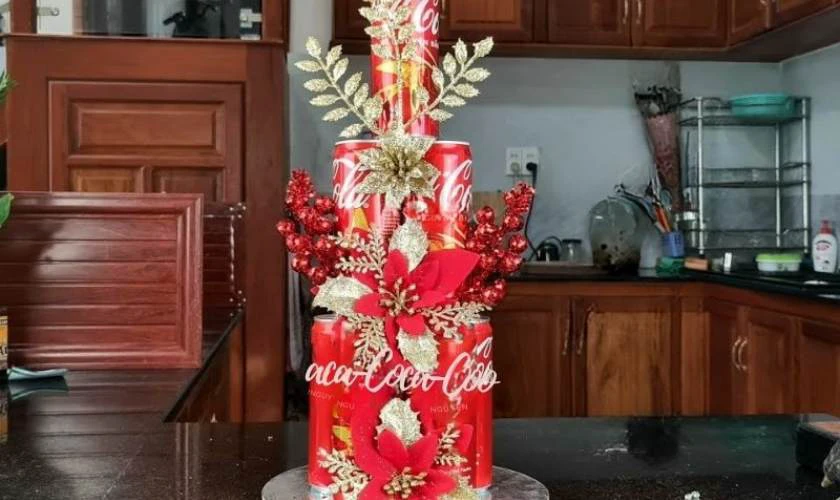 Làm tháp nước ngọt Coca chưng Tết đỏ rực