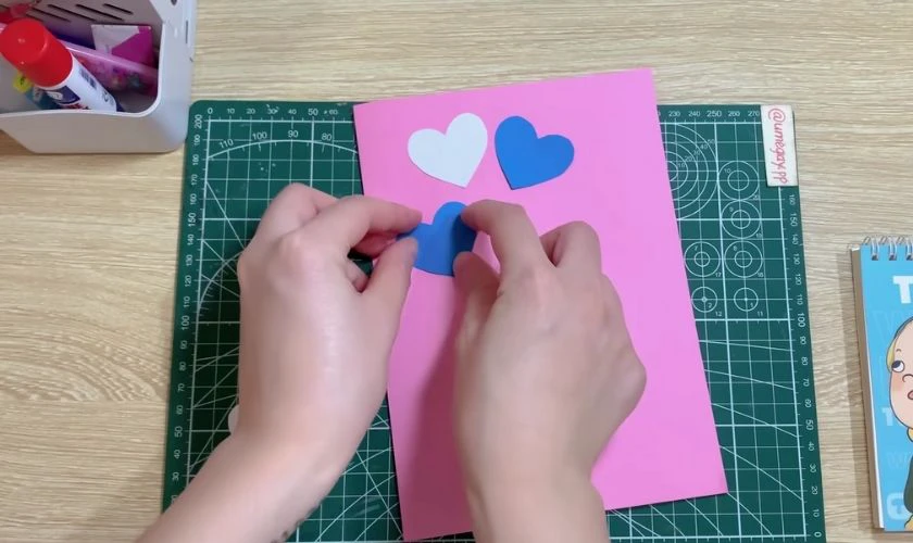 Trang trí mặt ngoài thiệp bằng bút màu hoặc họa tiết nhẹ nhàng