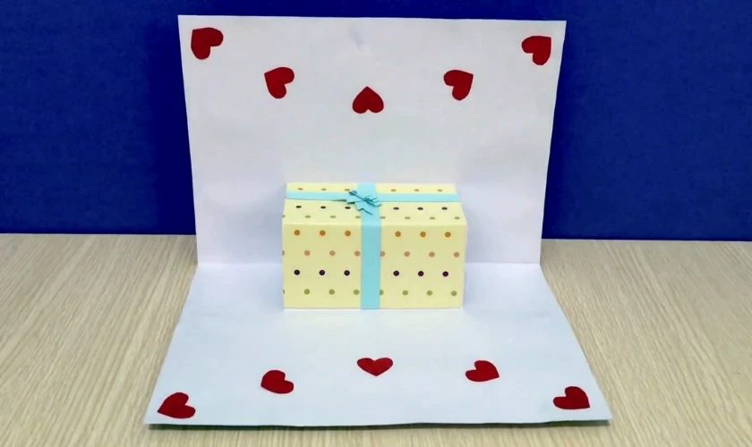 Trang trí thiệp 20/11 đơn giản bằng giấy A4 hiệu ứng hộp quà