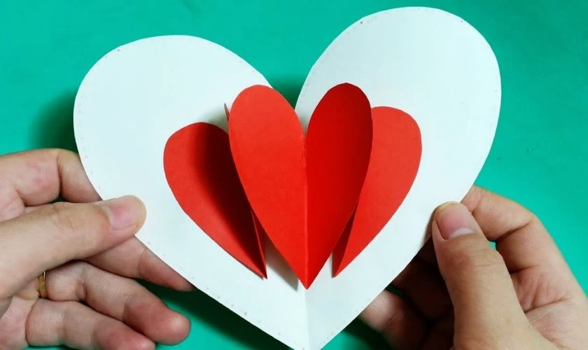 Mở thiệp và viết lời chúc chân thành