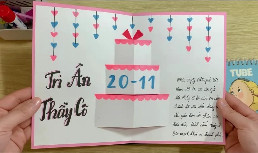 Vẽ các họa tiết trang trí như bông hoa, chữ